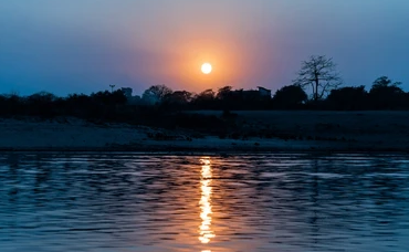 ছবিতে নদীর পাড়ের বিকেল