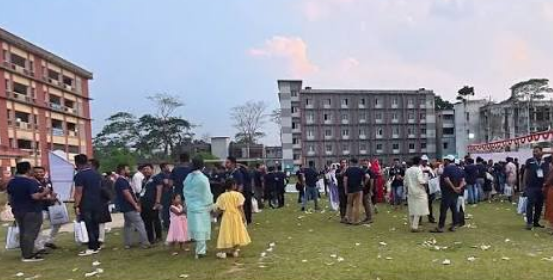 ছবিতে বিশ্ববিদ্যালয় ক্যাম্পাসের প্রাণবন্ত দিন